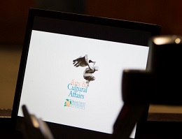 Monitor de computadora con el logotipo de Asuntos Artísticos y Culturales del Condado de Orange